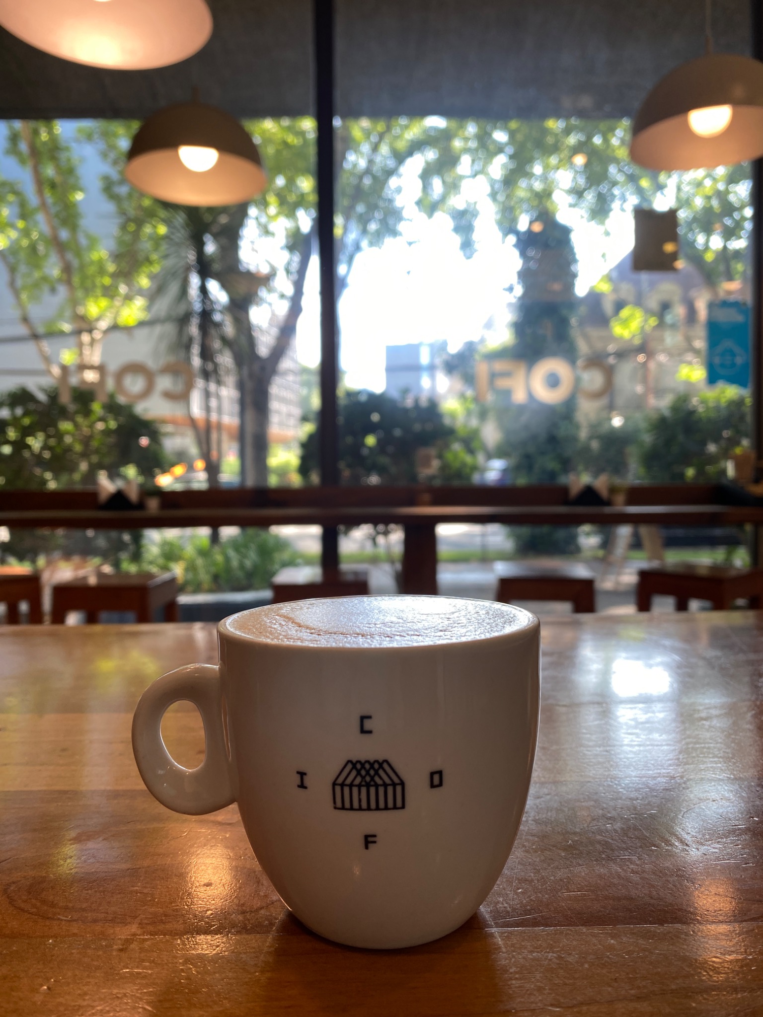 Taza COFI dentro del local de Pedro de Valdivia