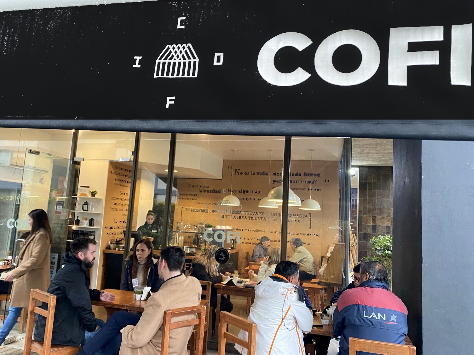 Terraza de COFI con personas en Pedro de Valdivia